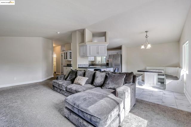 16711 Marsh Creek Rd, Clayton CA: https://media.crmls.org/mediaz/c6ee1c79-e559-4f48-980f-37a84e552f62.jpg