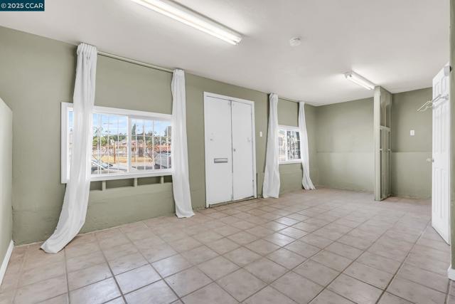 2150 35Th Ave, Oakland CA: https://media.crmls.org/mediaz/c6f0bfa0-1152-4e60-88c5-ee837eeabe6a.jpg