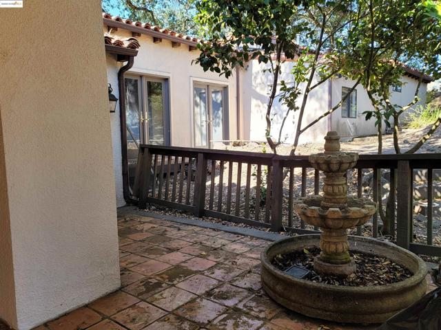 40 Hilldale Ct, Orinda CA: https://media.crmls.org/mediaz/c6f15fe1-40ef-4625-8c9f-5142436c3e7f.jpg