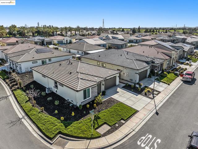 102 Coral St, Brentwood CA: https://media.crmls.org/mediaz/c6f1acab-7d7c-46bc-919f-dafe500690ad.jpg