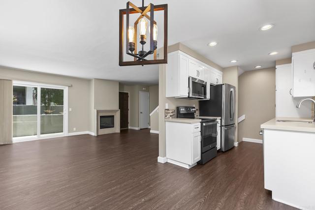 8746 Villa La Jolla Drive, La Jolla CA: https://media.crmls.org/mediaz/c6f2d62a-3750-486b-8cbf-a8f386c7a9fd.jpg