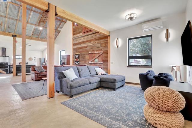 5135 Andrade Rd, Sunol CA: https://media.crmls.org/mediaz/c6f3c95d-060e-4fa4-800c-c33350e98757.jpg