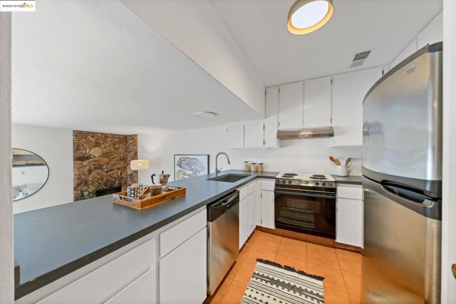 3501 35Th Ave, Oakland CA: https://media.crmls.org/mediaz/c6f4fcdf-4167-4498-9f83-de5fcb276a47.jpg