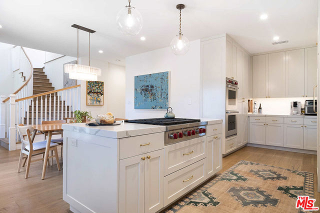 342 N Citrus Avenue, Los Angeles CA: https://media.crmls.org/mediaz/c6f5335b-14bd-400f-834b-15dce01ce98a.jpg