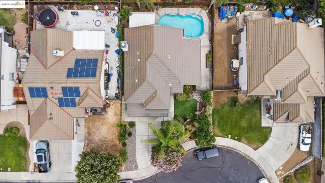20 Goldmeadow Ct, Brentwood CA: https://media.crmls.org/mediaz/c6f58075-85ee-4d4b-afc2-d67550091b0f.jpg