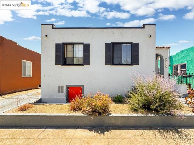 2775 E 21St St, Oakland CA: https://media.crmls.org/mediaz/c6f716a9-58e0-439e-8155-8eee3d3cbbb7.jpg
