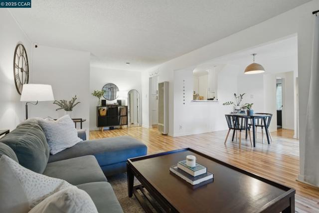 1700 Laguna St, Concord CA: https://media.crmls.org/mediaz/c6f72efe-bfa1-43f4-be32-37d0b31c8c6a.jpg