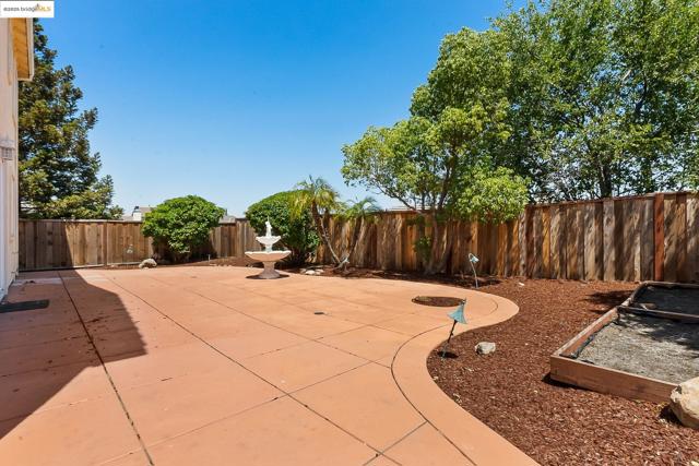 2 Quiet Path Ct, Pittsburg CA: https://media.crmls.org/mediaz/c6f7496d-c30d-4c44-9698-bef7572ffc3a.jpg