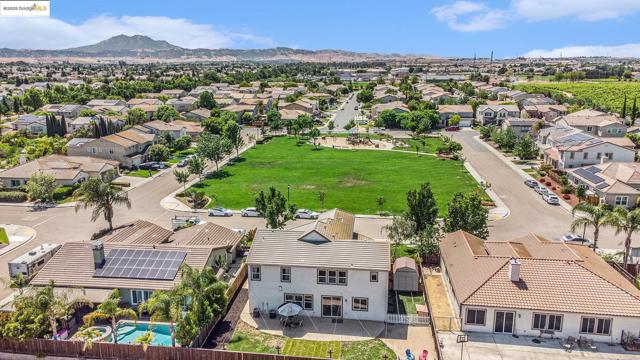 583 Sawgrass Way, Oakley CA: https://media.crmls.org/mediaz/c6f7a455-43d2-4a34-8df0-71eb0288c379.jpg