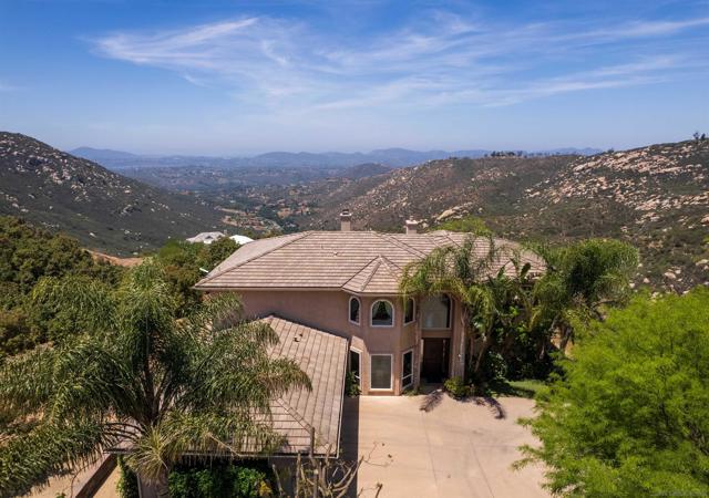 16677 Falcon Heights Rd, Ramona CA: https://media.crmls.org/mediaz/c6f85fbf-0e63-4e07-95dd-173f86884d9d.jpg