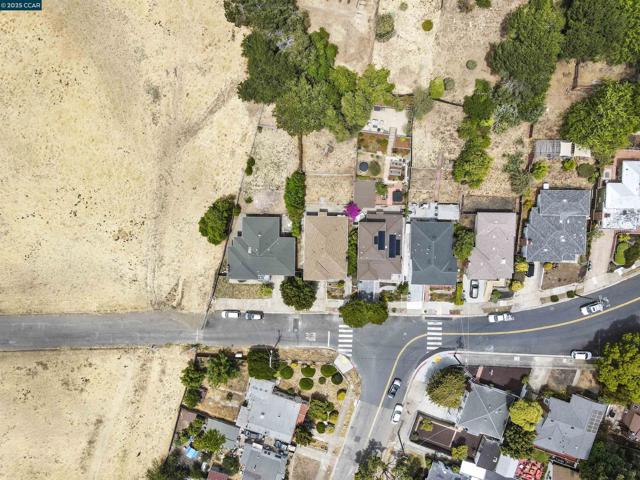 10536 Sheldon St, Oakland CA: https://media.crmls.org/mediaz/c6f8fca4-fa9e-4fbf-a09b-c015fd3b50e9.jpg