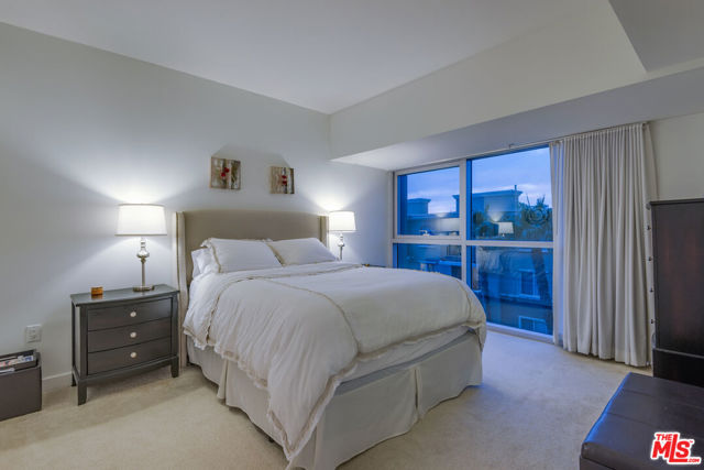 13700 MARINA POINTE Drive, Marina del Rey CA: https://media.crmls.org/mediaz/c6f91f2e-c8ed-411a-932e-b94a8c5975f9.jpg