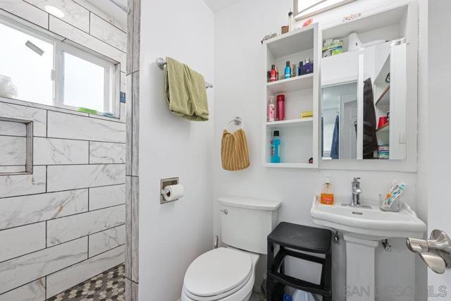 Image 11 of 13 For 2220 Dunlop St