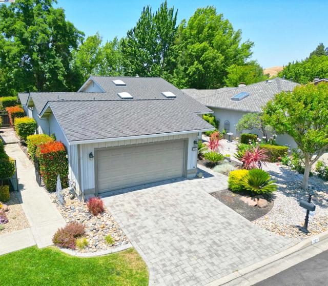 727 Paradise Valley Ct, Danville CA: https://media.crmls.org/mediaz/c6fba748-fb0d-4dcb-950c-1a6863398fab.jpg