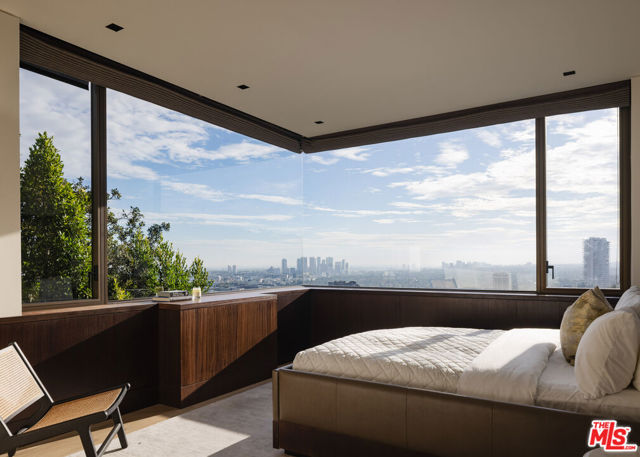 1305 Collingwood Place, Los Angeles CA: https://media.crmls.org/mediaz/c6fc2413-35a7-4a87-a877-9bb03a8b6d13.jpg