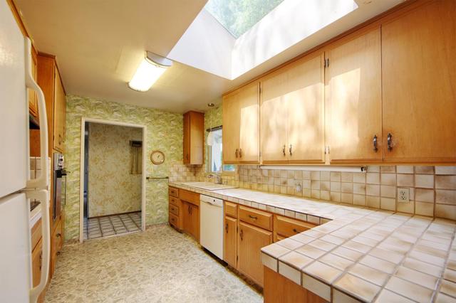 3810 Grove Avenue, Palo Alto CA: https://media.crmls.org/mediaz/c6fd9db9-8b30-4dbf-b693-3b236c98cebe.jpg