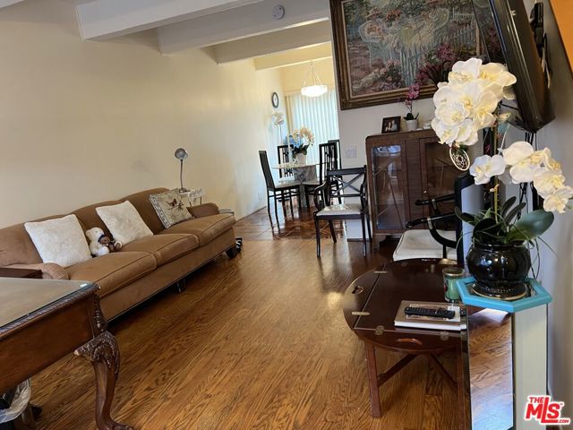4575 Inglewood Boulevard, Culver City CA: https://media.crmls.org/mediaz/c6fe4212-104c-464e-83e0-5f87ed205b53.jpg