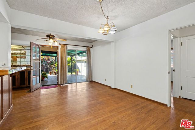 1314 Palms Boulevard, Venice CA: https://media.crmls.org/mediaz/c6fed945-9c2e-4512-9249-7b3ce6358fdb.jpg