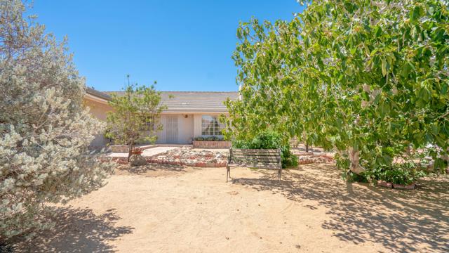 8582 Frontera Avenue, Yucca Valley CA: https://media.crmls.org/mediaz/c6fedf89-7962-498e-bb9b-4ac9a527fdee.jpg