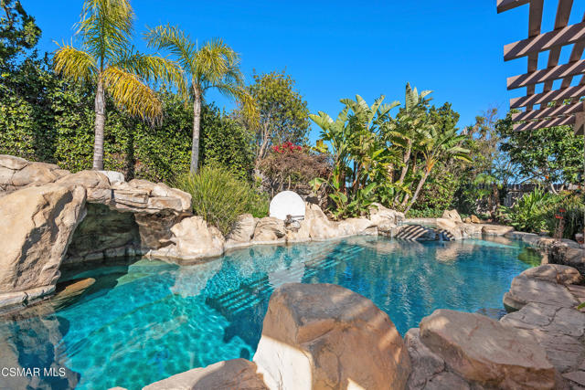 1455 Calle Colina, Thousand Oaks CA: https://media.crmls.org/mediaz/c6ff066c-ab70-41b5-9c65-d8bf9322c472.jpg