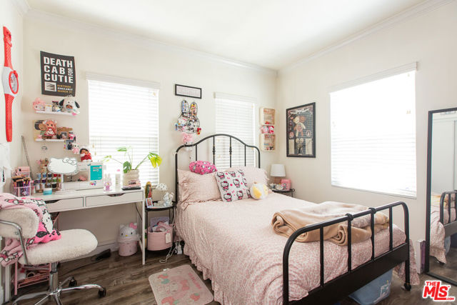 4504 Maplewood Avenue, Los Angeles CA: https://media.crmls.org/mediaz/c6ff56ad-c44f-42d6-a399-9c6340a0077e.jpg