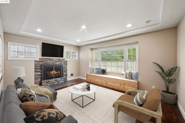 1063 32Nd St, Oakland CA: https://media.crmls.org/mediaz/c6ff602c-1283-4fb1-afc4-a21a96ca2108.jpg