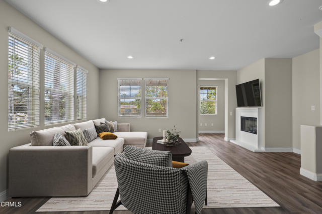 1542 Windshore Way, Oxnard CA: https://media.crmls.org/mediaz/c7040354-59a0-452a-99db-a149796e58d1.jpg