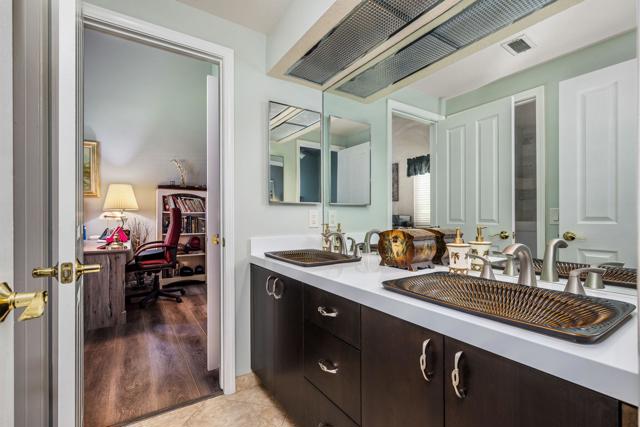 Image 33 of 50 For 370 Links Drive