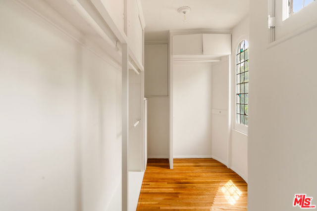 3716 Effingham Place, Los Angeles CA: https://media.crmls.org/mediaz/c705967e-56a1-4cd0-b216-6dcc6e475ebc.jpg
