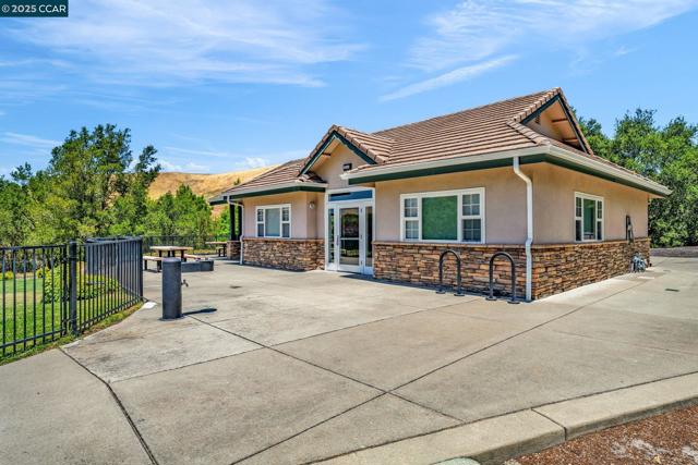 3322 Ashbourne Cir, San Ramon CA: https://media.crmls.org/mediaz/c70629f6-4403-4ea0-b008-2ba754835d39.jpg