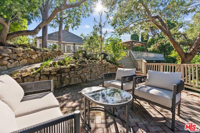 2596 Wallingford Drive, Beverly Hills CA: https://media.crmls.org/mediaz/c706dcc9-197d-45f0-936c-9446bb2f544f.jpg