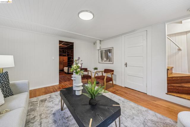 21 Portsmouth Road, Piedmont CA: https://media.crmls.org/mediaz/c706e1f1-302d-4e0c-a842-692d4fc9d493.jpg