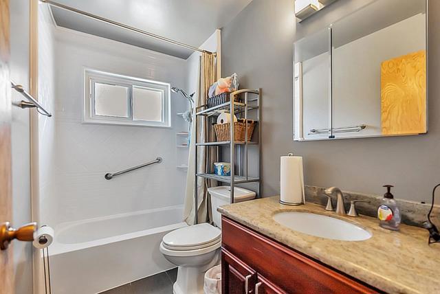 33 Woodcliff Court, Oakland CA: https://media.crmls.org/mediaz/c7072d81-37f7-4615-8bf3-dc58f525a27e.jpg