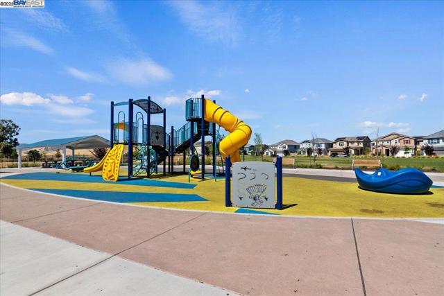 5352 Guenoc Valley Ln, Antioch CA: https://media.crmls.org/mediaz/c707e14b-4712-456c-9d1b-f5194ba8b661.jpg