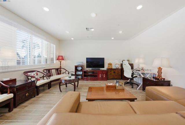 4158 Markovich Ct, Richmond CA: https://media.crmls.org/mediaz/c70816fd-d5e4-4dae-b861-ad7e1d9fcfa8.jpg