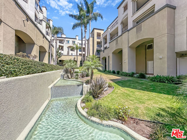 200 Pacific Coast Highway, Huntington Beach CA: https://media.crmls.org/mediaz/c70822da-79c9-4801-8253-15f976c68daf.jpg