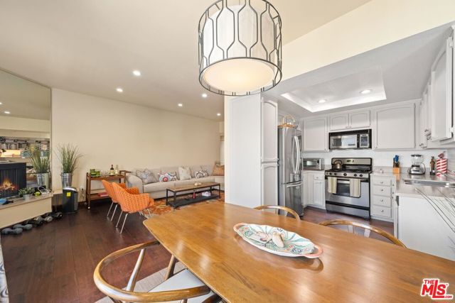 17914 Magnolia Boulevard, 317 photo 4