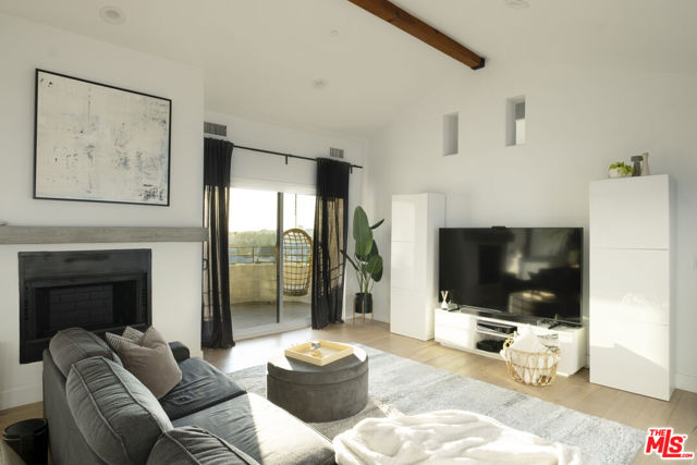 1320 Romulus Drive, Glendale CA: https://media.crmls.org/mediaz/c7094361-afd1-4bd5-ba1e-e135c0fa1fb2.jpg