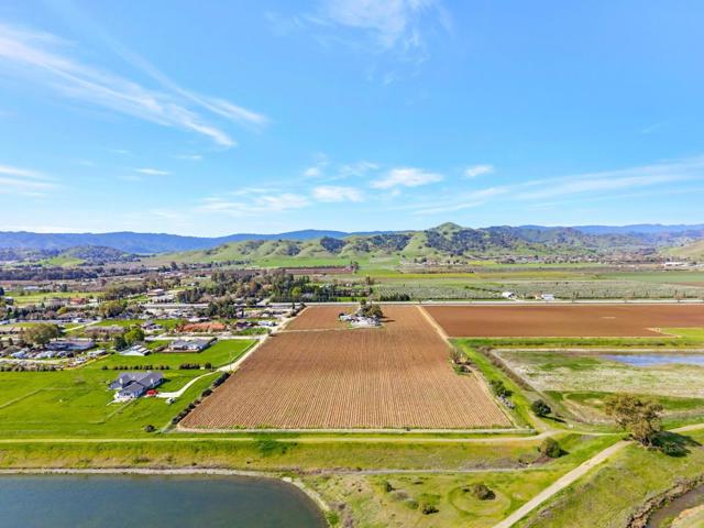 11580 Monterey Road, Gilroy CA: https://media.crmls.org/mediaz/c709956a-1826-445b-9d4a-f2bd5ef9e396.jpg
