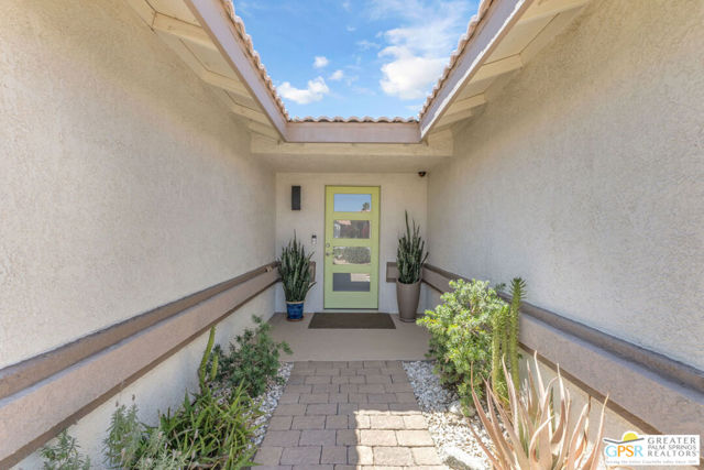 30005 Avenida Alvera, Cathedral City CA: https://media.crmls.org/mediaz/c70ab8e6-3ec2-4400-8cef-b06500d2d2b1.jpg