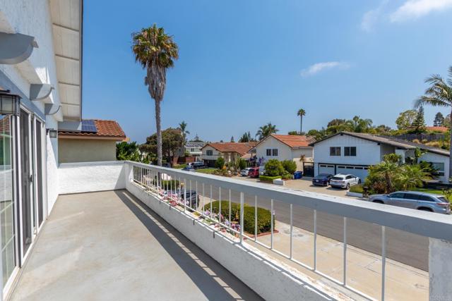 348 Avenida De Las Rosas, Encinitas CA: https://media.crmls.org/mediaz/c70adb44-0b80-418d-a2e5-c016d2c7b41c.jpg
