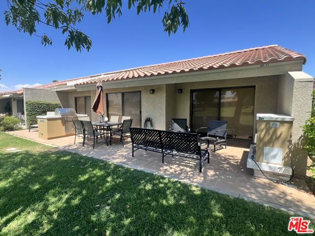 40981 Preston Trail, Palm Desert CA: https://media.crmls.org/mediaz/c70b44a3-b7f9-4a35-b71e-960302c4614e.jpg
