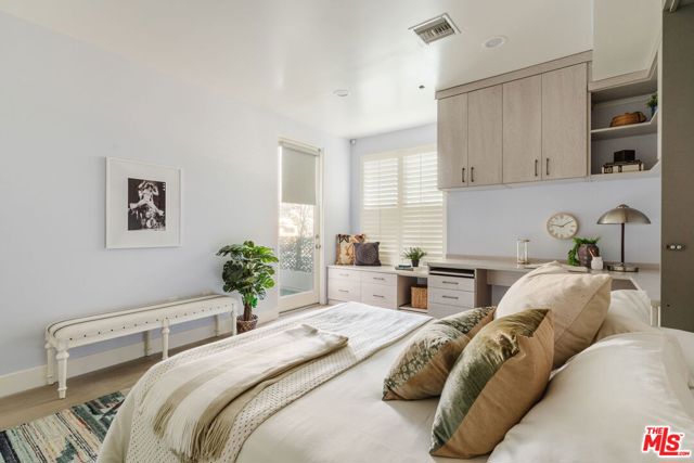 4925 Wilshire Boulevard, Los Angeles CA: https://media.crmls.org/mediaz/c70d984e-0f04-4179-b512-2a1855fa4faa.jpg