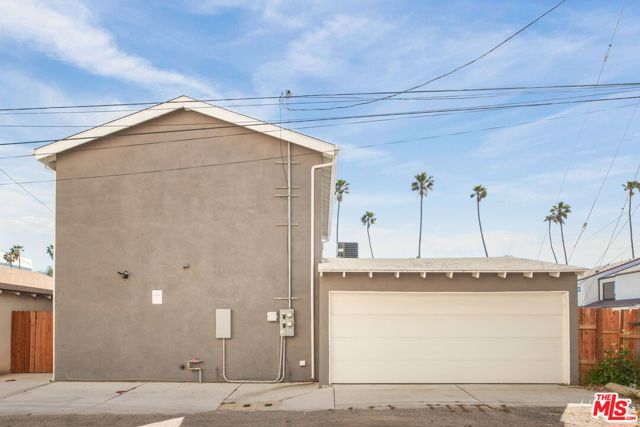 1016 S Bundy Drive, Los Angeles CA: https://media.crmls.org/mediaz/c70e6005-f053-4ed4-bcc1-e2c8341cbfbf.jpg
