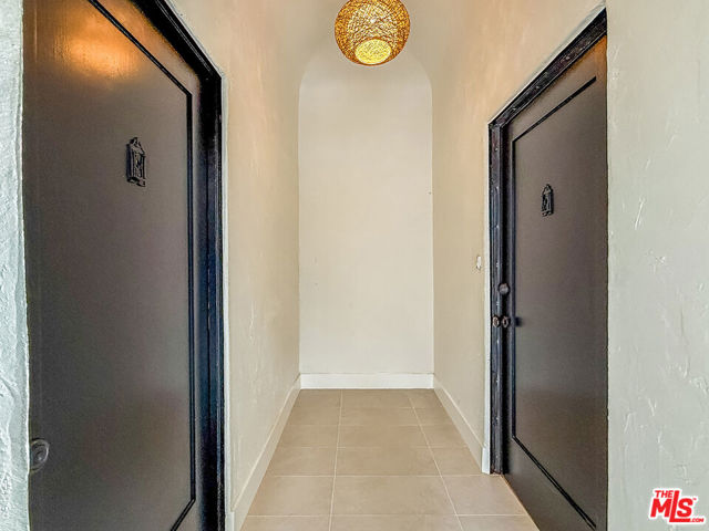 150 N Arnaz Drive, Beverly Hills CA: https://media.crmls.org/mediaz/c70fdc11-b8c6-4d1c-85a2-f41f96851ac1.jpg
