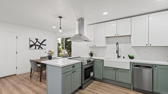 Detail Gallery Image 3 of 23 For 7833 Camino Huerta, San Diego,  CA 92122 - 2 Beds | 1 Baths