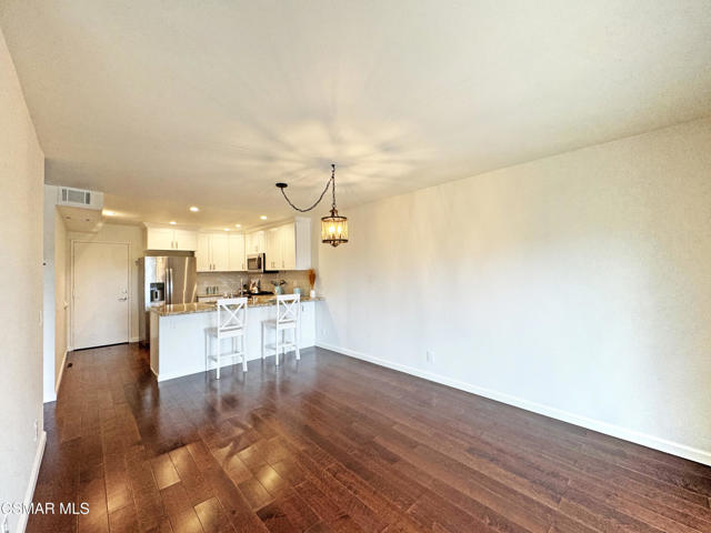 607 Valley Oak Lane, Newbury Park CA: https://media.crmls.org/mediaz/c7107a1b-1ee9-4cd6-b850-98f77865ce9e.jpg