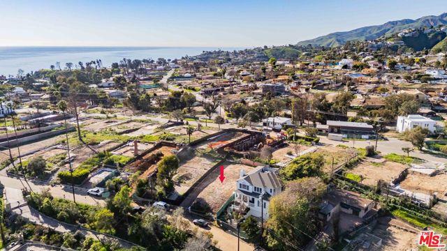 575 N Marquette Street, Pacific Palisades CA: https://media.crmls.org/mediaz/c710e23d-aff5-4091-b9d4-45e903409d60.jpg