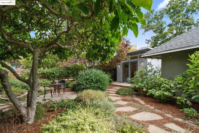 408 Euclid Ave, Oakland CA: https://media.crmls.org/mediaz/c710f75c-2664-4694-bfb6-86f5d4389fb9.jpg
