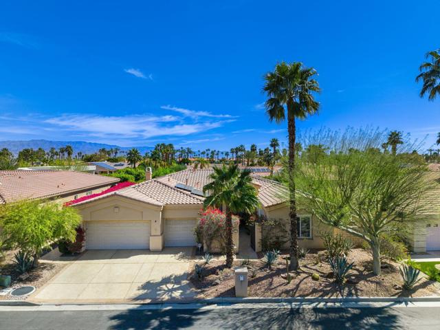 4 Hillcrest Drive, Palm Desert CA: https://media.crmls.org/mediaz/c7121094-dcaa-4279-8112-4338c239b8fa.jpg